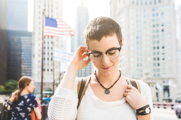 Young woman in Chicago with USA flag — Stockfoto