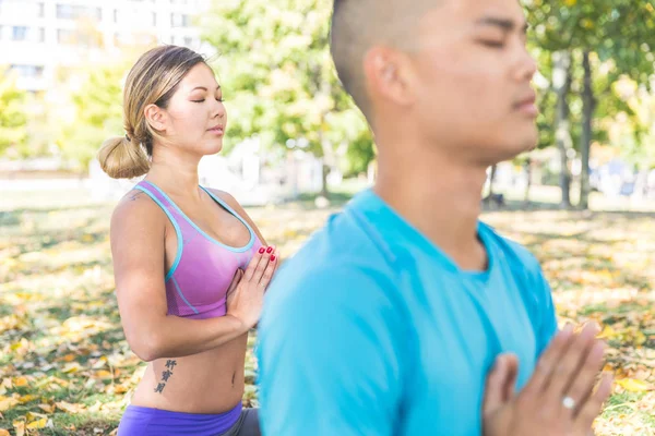 Chinesisches Paar praktiziert Yoga im Park in Toronto — Stockfoto