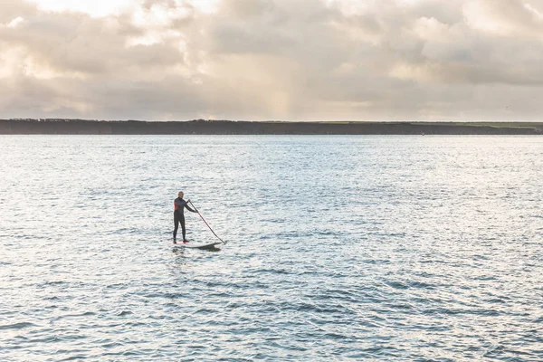 Man with paddle board over the cliffs — Stock Photo, Image