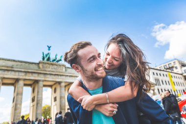 Mutlu çift Berlin'de eğleniyor