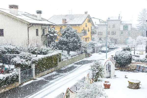 Schnee fällt im Winter in der Stadt — Stockfoto