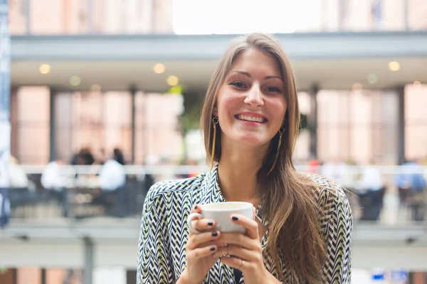 Gelukkig jonge vrouw met een kopje koffie — Stockfoto