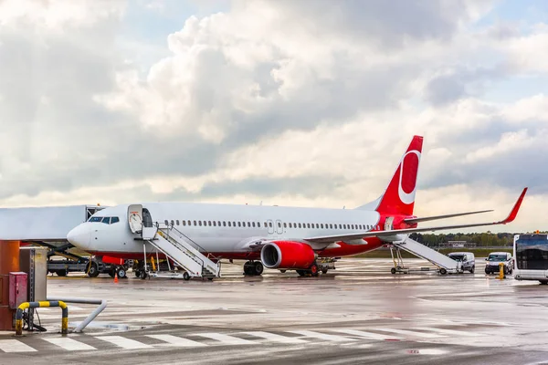 Flugzeug wartet auf Passagiere am Flughafen — Stockfoto