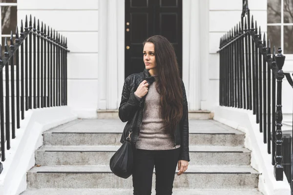 Porträtt av en ung kvinna i London — Stockfoto