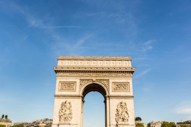 Arc de Triomphe Paris güneşli bir günde