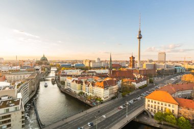 Gün batımında Berlin havadan görünümü