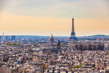 Eyfel Kulesi ile Paris 'in havadan görünüşü 