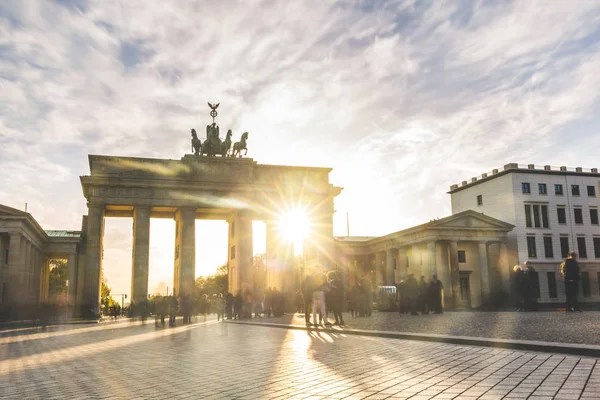 Berlim Portão de Brandemburgo ao pôr do sol, exposição longa — Fotografia de Stock
