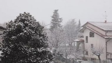 Kasabada düşen kar