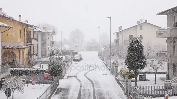Schnee fällt in der Stadt — Stockvideo