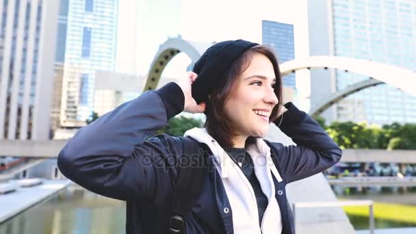 Jovencita sonriente en la ciudad — Vídeo de stock