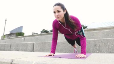 Genç kadının egzersizleri yukarı itin yapması