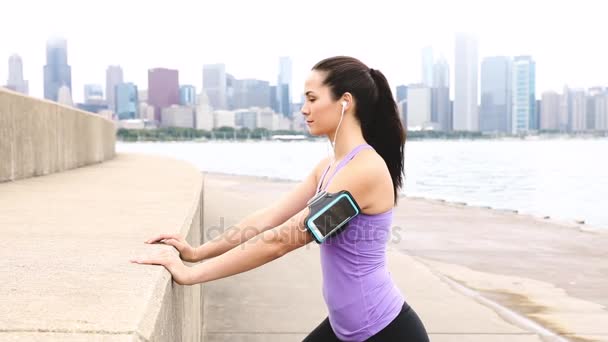 Jovem mulher fazendo exercícios push-up — Vídeo de Stock