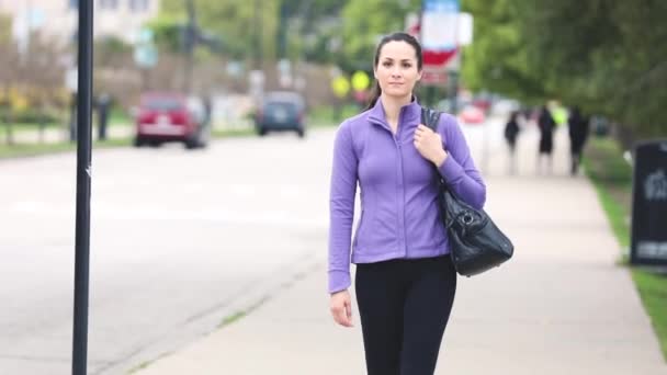 Jonge vrouw lopen op de stoep — Stockvideo