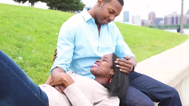 Feliz casal negro relaxante em Chicago — Vídeo de Stock