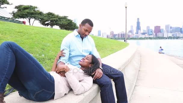 Ευτυχισμένο ζευγάρι μαύρα χαλαρώνοντας στο Σικάγο — Αρχείο Βίντεο