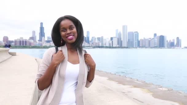 Portrait d'une femme noire à Chicago — Video