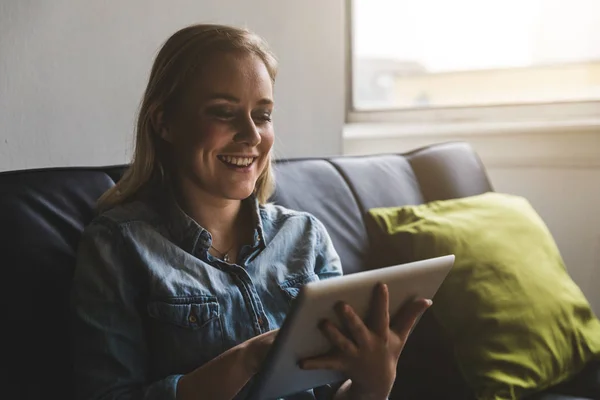 Jonge vrouw te typen op een digitale Tablet PC thuis — Stockfoto