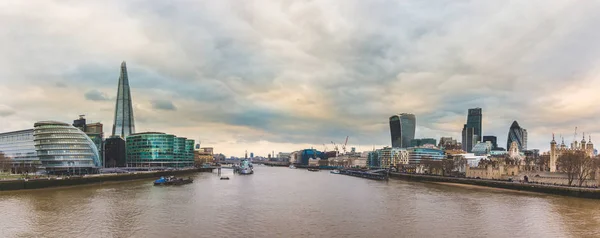 Panoramisch uitzicht over Londen vanaf Tower Bridge — Stockfoto