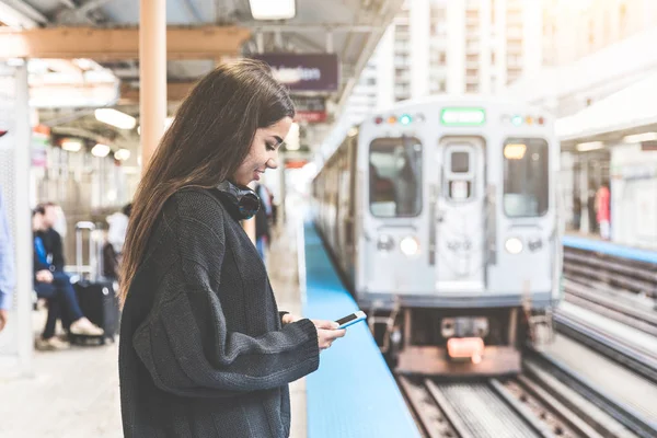 Dziewczyna z inteligentny telefon na dworzec kolejowy w Chicago — Zdjęcie stockowe