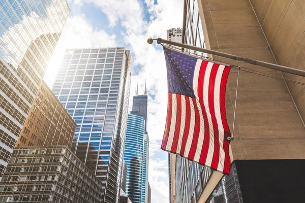 Flaga USA w Chicago z z wieżowców na tle — Zdjęcie stockowe
