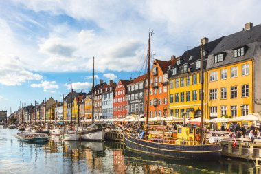 Copenhagen, günbatımı, deniz araçları ile eski şehir renkli evleri ve