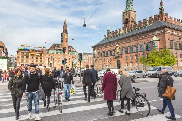 穿过斑马在哥本哈根的人 — 图库照片