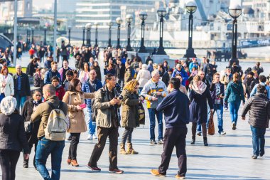 Kalabalık turist on Thames Londra'da nehir kenarında yürüyüş