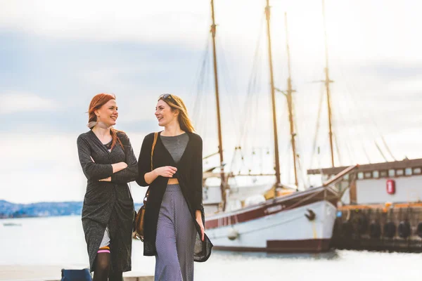 Zwei schöne Mädchen, die am Oslo-Hafen spazieren gehen — Stockfoto