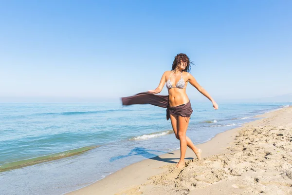 Menina feliz se divertindo na praia — Fotografia de Stock