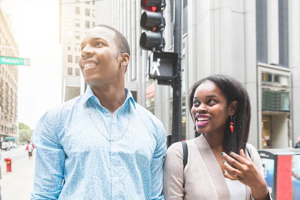 Szczęśliwa para czarny, chodzenie w Chicago — Zdjęcie stockowe