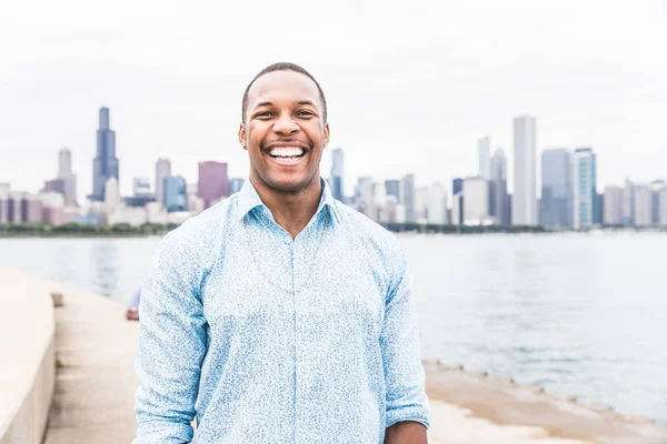 Feliz hombre negro riendo en voz alta — Foto de Stock