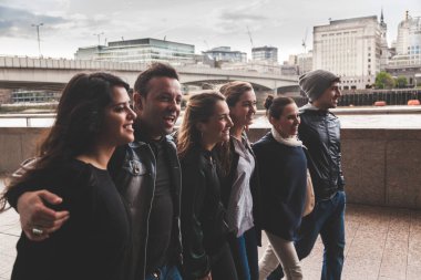 Yürüyüş ve having fun birlikte Londra'da arkadaş grubu