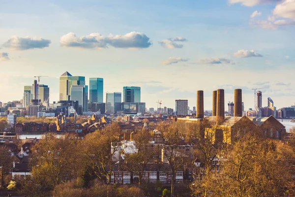 Panoramatický pohled na Londýn od parku Greenwich při západu slunce — Stock fotografie