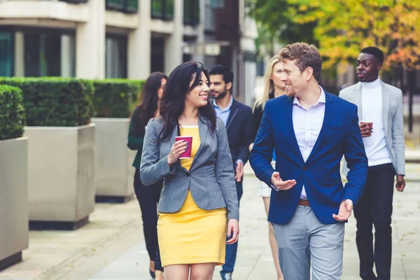 Multiracial affärsgrupp promenader i London — Stockfoto