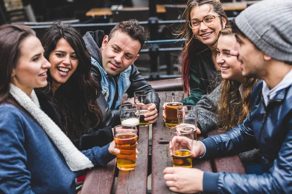 Группа друзей, наслаждающихся пивом в пабе в Лондоне — стоковое фото