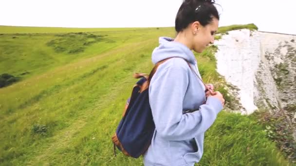 Mujer joven en la cima de los acantilados blancos en Dover — Vídeos de Stock