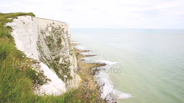 Vita klipporna i Dover utsikt från toppen — Stockvideo