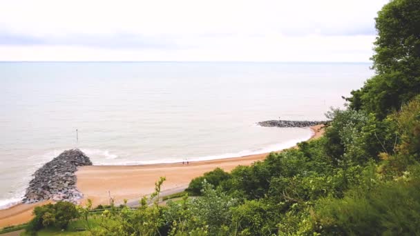 Гравийный пляж в Кенте в облачный день — стоковое видео