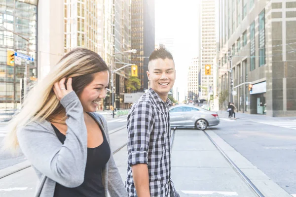 Asiatisches Paar zu Fuß in der Stadt — Stockfoto