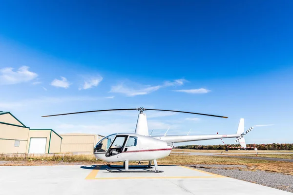 Vista lateral del helicóptero en el helipuerto — Foto de Stock