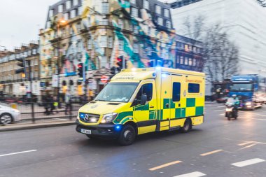 Londra'nın sokakta acele Acil Ambulans