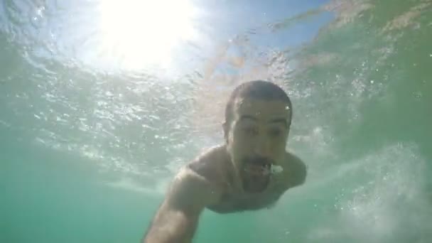 男子游泳，在夏天在玩水。第一人称视角的 .. — 图库视频影像