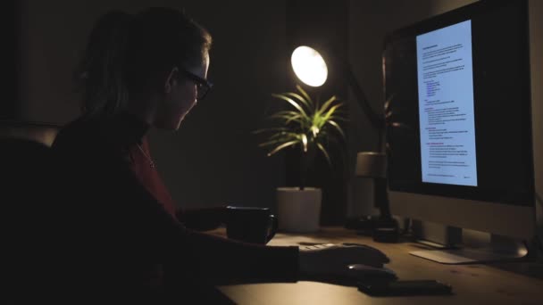 Evde bilgisayar istasyonunda çalışan genç kadın — Stok video