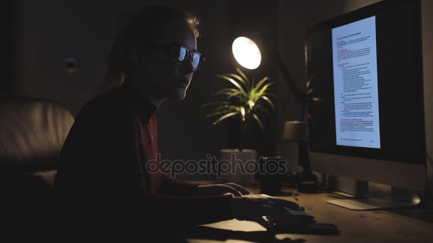 Mujer joven que trabaja en la estación de computadoras en casa — Vídeos de Stock
