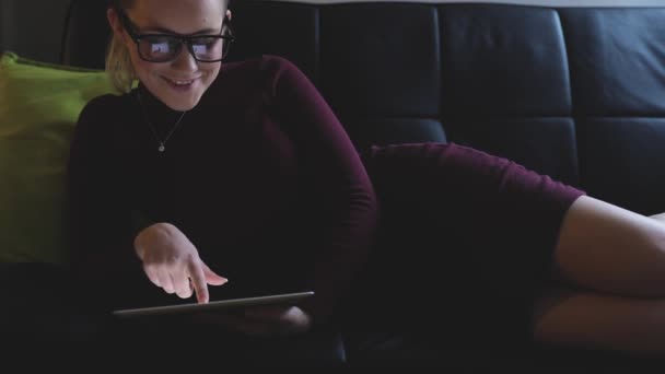 Fiatal nő gépelés-ra egy digitális tabletta otthon — Stock videók