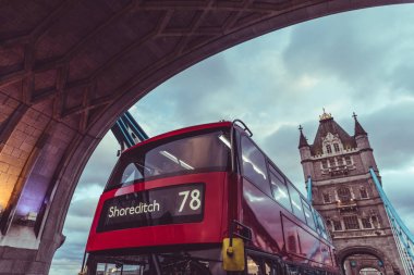 Londra ikonik Tower Bridge ve Çift katlı kırmızı otobüs