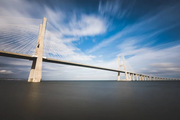 Мост Васко да Гама в Лиссабоне — стоковое фото