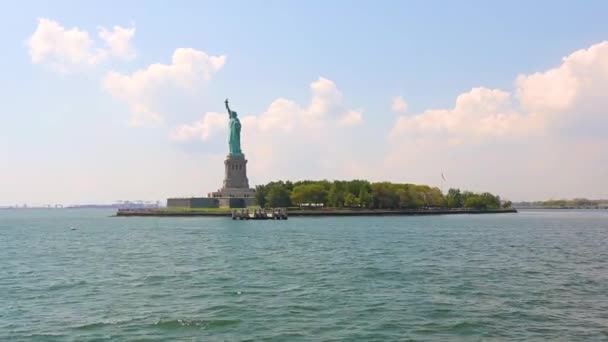 Freiheitsstatue in New York aus dem Fluss — Stockvideo