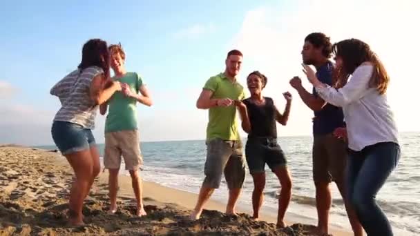 Gruppo multirazziale di amici che danno una festa in spiaggia — Video Stock